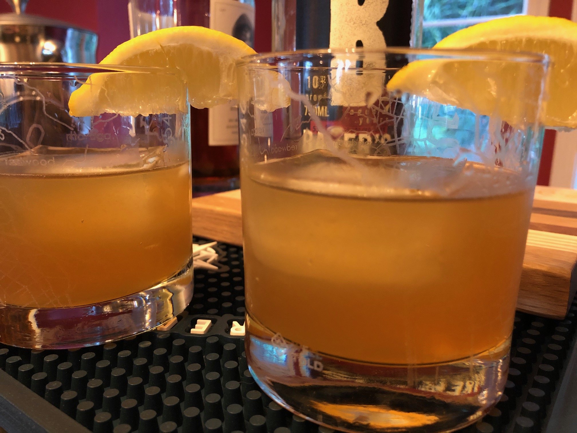 https://drinkhacker.com/wp-content/uploads/2020/08/gold-rush-cocktail.jpg